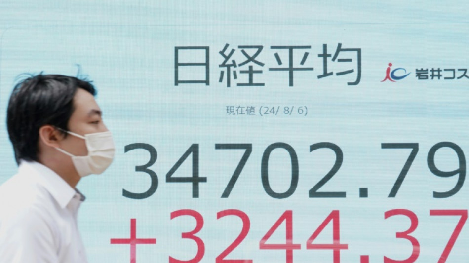 La bolsa de Tokio cierra en alza del 10,2% al d&iacute;a siguiente de su hist&oacute;rico hundimiento