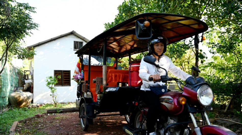 Las conductoras de "tuk tuk" en Camboya desaf&iacute;an los prejuicios