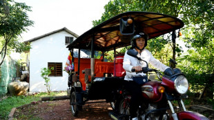 Las conductoras de "tuk tuk" en Camboya desaf&iacute;an los prejuicios