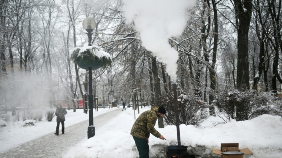 Lampe de poche et cabane de draps: sans chauffage, les habitants de Kiev en mode survie