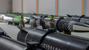 El l&iacute;der norcoreano inspecciona nuevos misiles antes de viajar a China