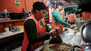 Las pocas mujeres "taqueras" en M&eacute;xico echan toda la carne al asador
