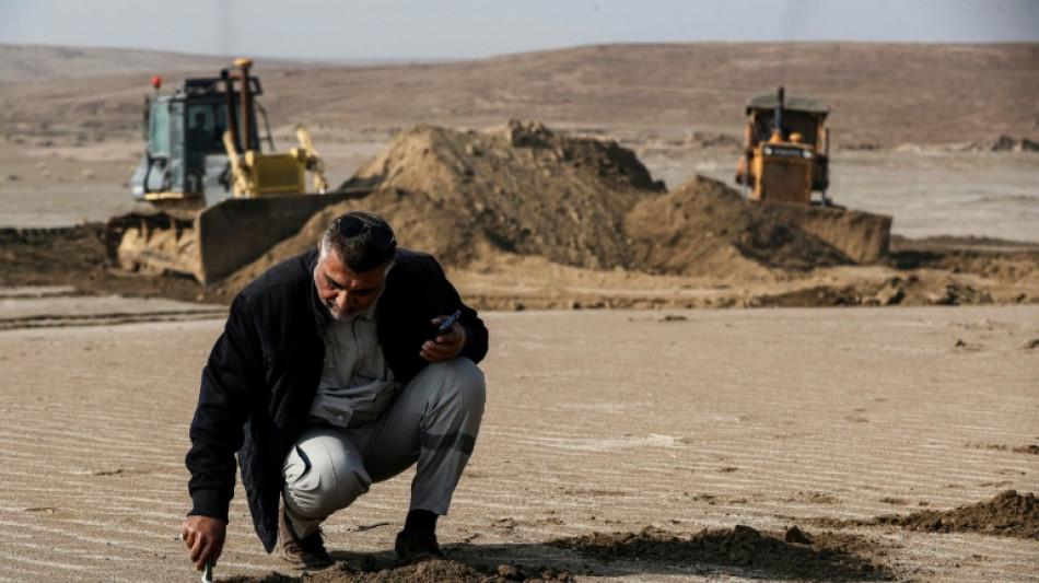 Iraqis cover soil with clay to curb sandstorms