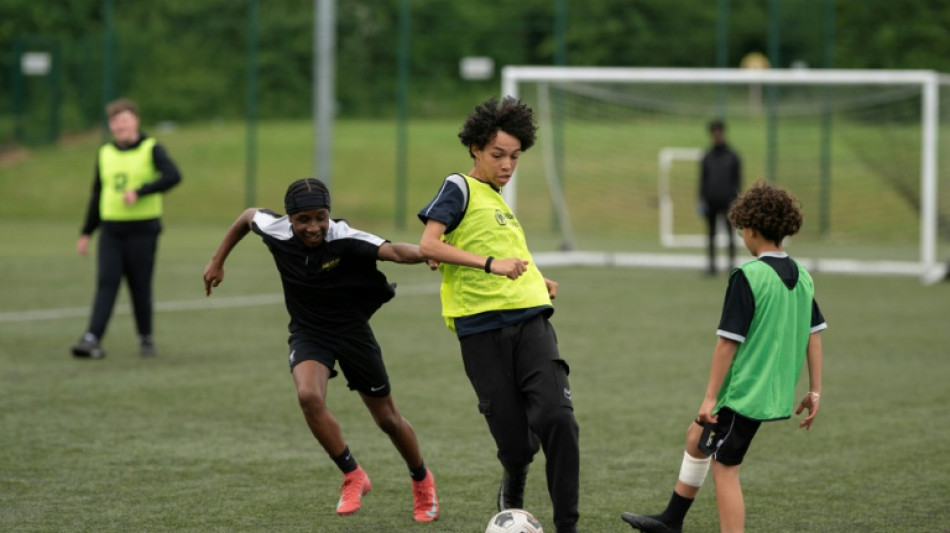 Au Royaume-Uni, mentors et football pour r&eacute;pondre &agrave; la crise des "gar&ccedil;ons perdus"