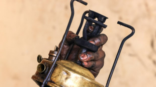 Gazat&iacute;es reparan antiguos hornillos para cocinar en plena guerra
