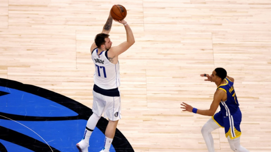Play-offs NBA: Dallas sauv&eacute; des eaux, r&eacute;duit l'&eacute;cart contre Golden State