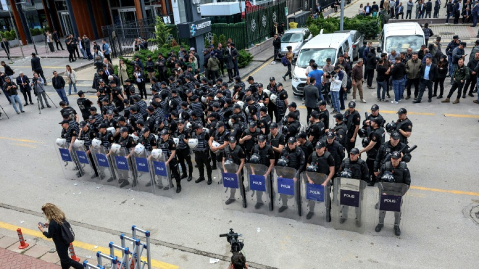 T&uuml;rkische Polizei st&uuml;rmt Sitz von Oppositionspartei CHP