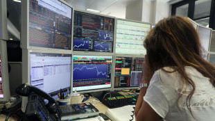 Borsa: Milano scivola e cede lo 0,2% con le banche in calo