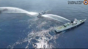 Filipinas acusa China de usar canh&otilde;es de &aacute;gua contra dois navios