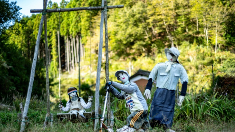 El pueblo japon&eacute;s con un ni&ntilde;o y decenas de marionetas