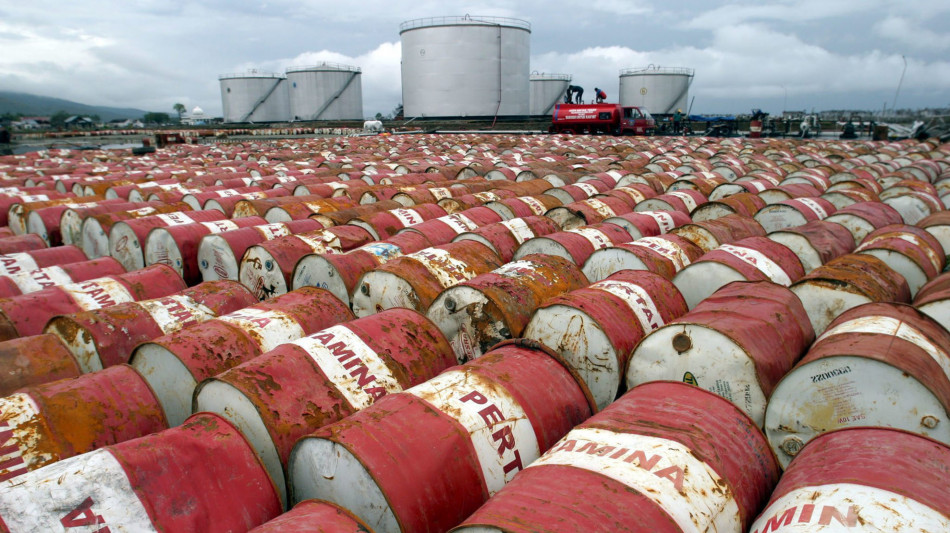 Prezzo petrolio in lieve calo, Wti scambiato a 61,88 dollari
