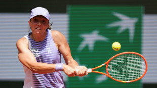 Swiatek advances at French Open as Djokovic faces Fonseca