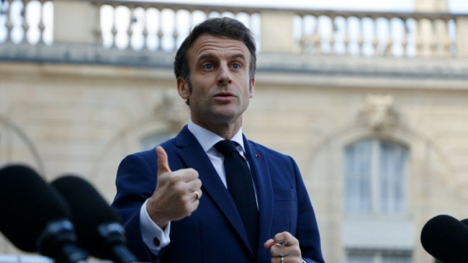 Pr&eacute;sidentielle: le candidat Macron relance le d&eacute;bat sur les retraites