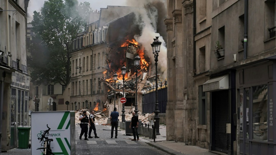 Important incendie en plein Paris, un immeuble en partie effondr&eacute;