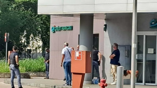 Tentato furto in banca, forze dell'ordine circondano edificio
