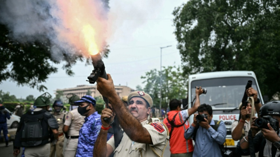 Proteste gegen Betrug bei Pr&uuml;fungen in Indien: Polizei setzt Tr&auml;nengas ein