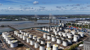 Petrolio ancora in calo, ma resta sopra i 100 dollari
