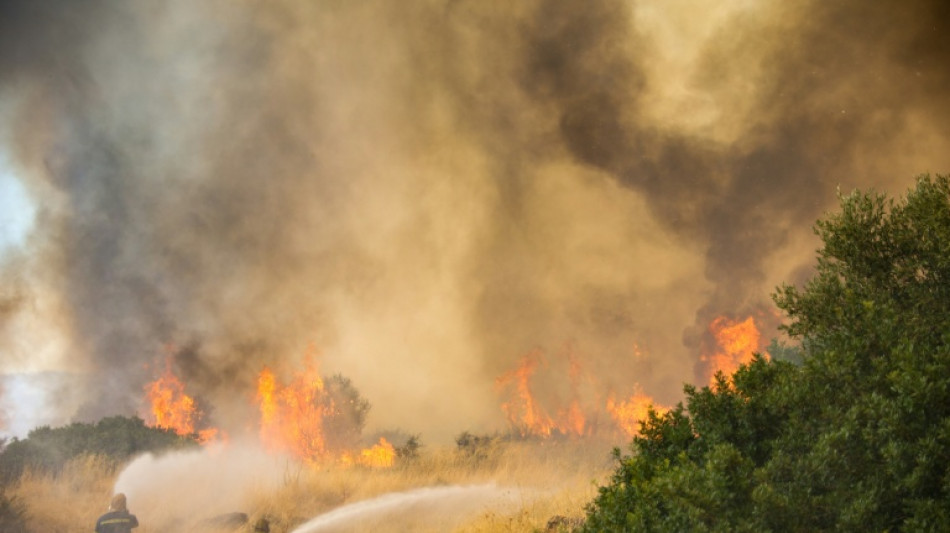 Firefighters hope to contain blaze on Athens outskirts