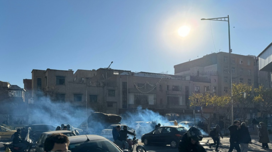 Miembro de las fuerzas de seguridad muere a tiros en protesta en Ir&aacute;n
