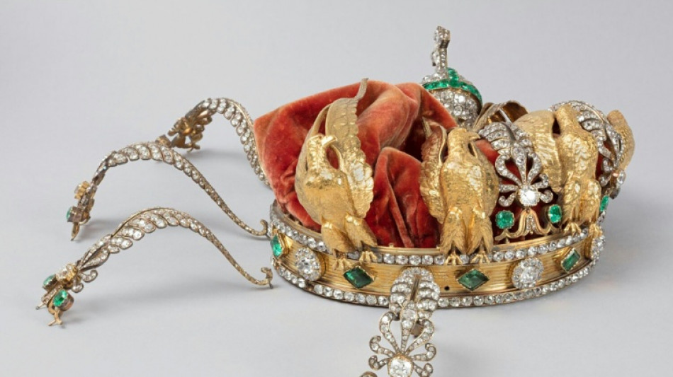La corona de la emperatriz Eugenia da&ntilde;ada en el robo del Louvre ser&aacute; restaurada