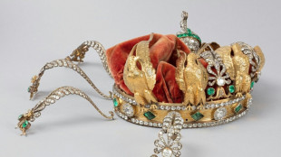 La corona de la emperatriz Eugenia da&ntilde;ada en el robo del Louvre ser&aacute; restaurada