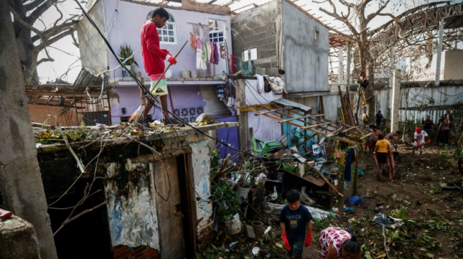 El puerto mexicano de Acapulco lucha por levantarse tras el paso del hurac&aacute;n Otis 