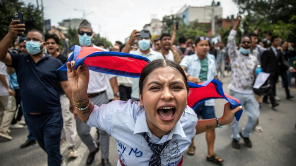 Manifestantes incendeiam Parlamento no Nepal e premi&ecirc; renuncia ap&oacute;s protestos