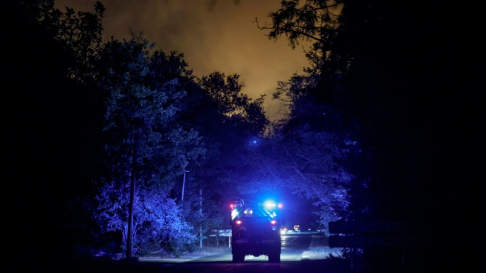 Feuer im Wald von Fontainebleau s&uuml;dlich von Paris - zwei L&ouml;schflugzeuge unterwegs