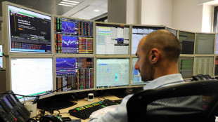 Borsa: Milano debole, gi&ugrave; Amplifon e Unicredit
