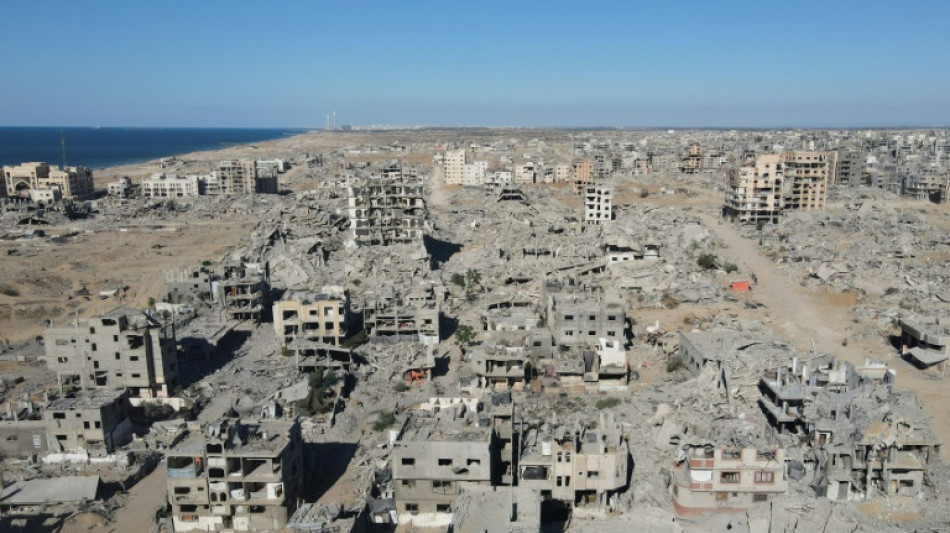 De retour dans une "ville fant&ocirc;me", des Gazaouis montent des tentes sur les ruines