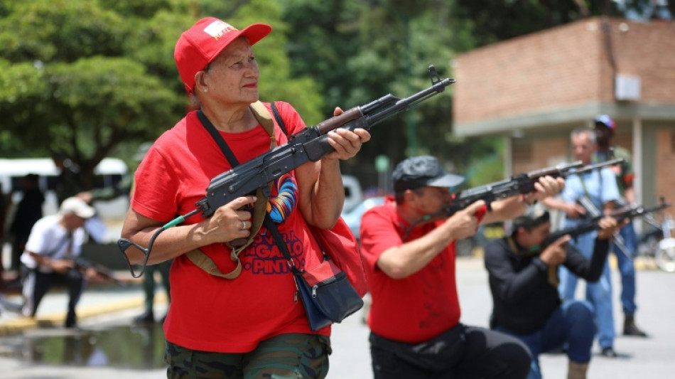 Venezuela treina militarmente civis diante de poss&iacute;vel ataque dos EUA