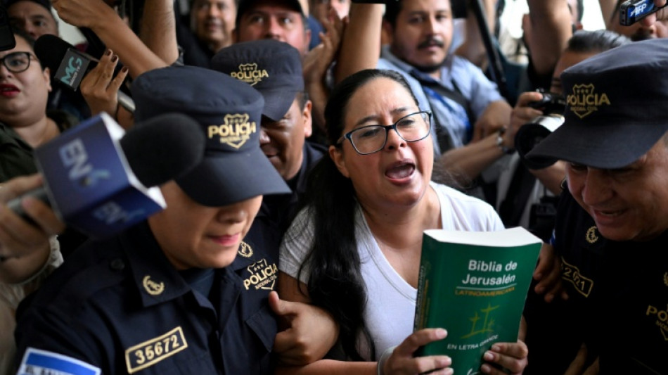 Repress&atilde;o do governo de El Salvador for&ccedil;a ONG que denuncia corrup&ccedil;&atilde;o ao ex&iacute;lio