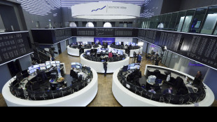 Borsa: l'Europa viaggia in calo. Lo spread resta su soglia 100