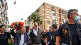 Insultos y lanzamiento de barro a los reyes de Espa&ntilde;a y las autoridades durante su visita a las zonas inundadas