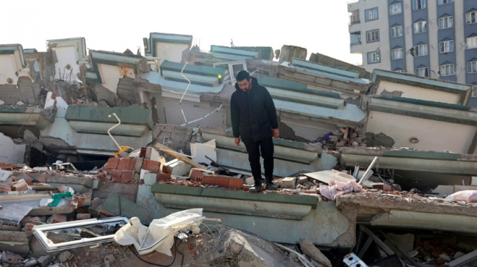 Twitter, inaccesible en Turqu&iacute;a, donde fluyen las cr&iacute;ticas en l&iacute;nea sobre la reacci&oacute;n de las autoridades tras el sismo