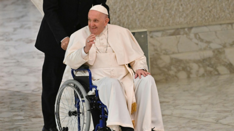 Le pape Fran&ccedil;ois, souffrant du genou, contraint au fauteuil roulant