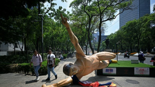 Est&aacute;tuas de jogadores da Copa do Mundo s&atilde;o derrubadas durante protesto no M&eacute;xico
