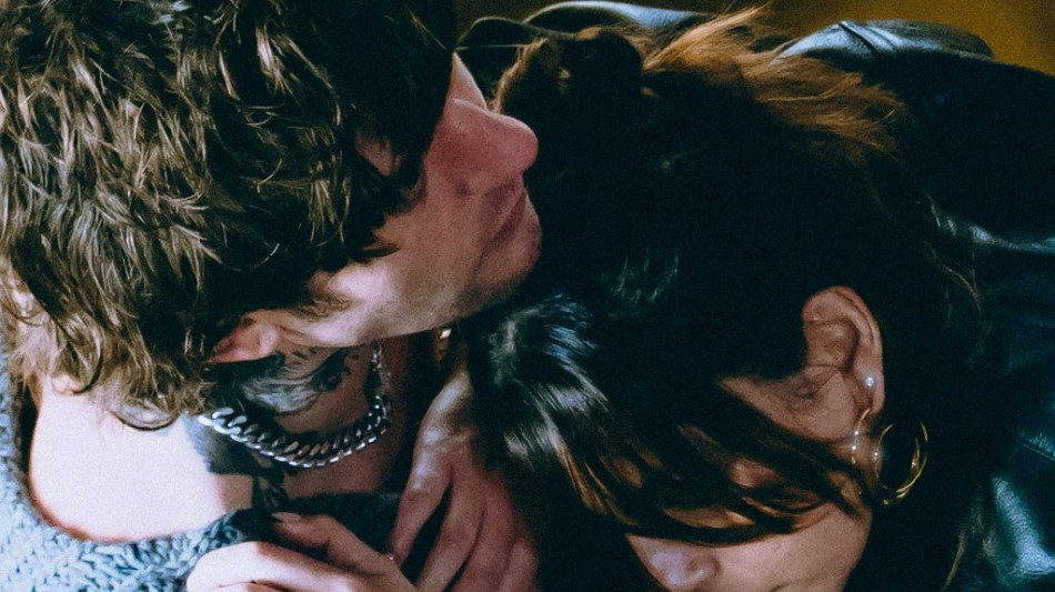 Emma con Rkomi, rabbia e dolore in una ballad intensa