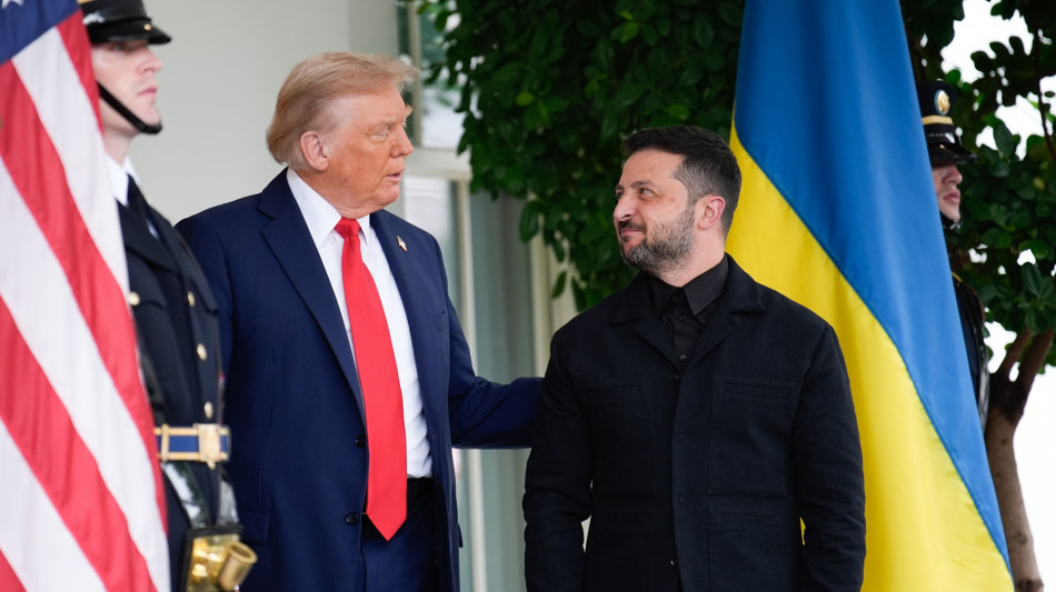 Zelensky in completo nero, camicia nera ma senza cravatta