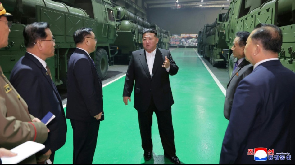 Kim dice que los nuevos lanzamisiles norcoreanos pueden "aniquilar al enemigo"