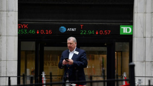Wall Street en baisse, nervosit&eacute; et faibles volumes jouent sur la volatilit&eacute;