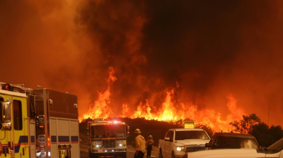 Incendio forestal cerca de Los &Aacute;ngeles se expande r&aacute;pidamente y arrasa decenas de casas