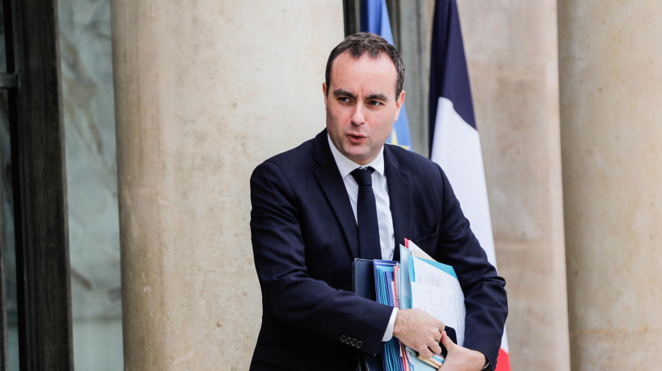 Caos in Francia, premier Lecornu ordina l'attuazione di 'diversi coprifuoco'