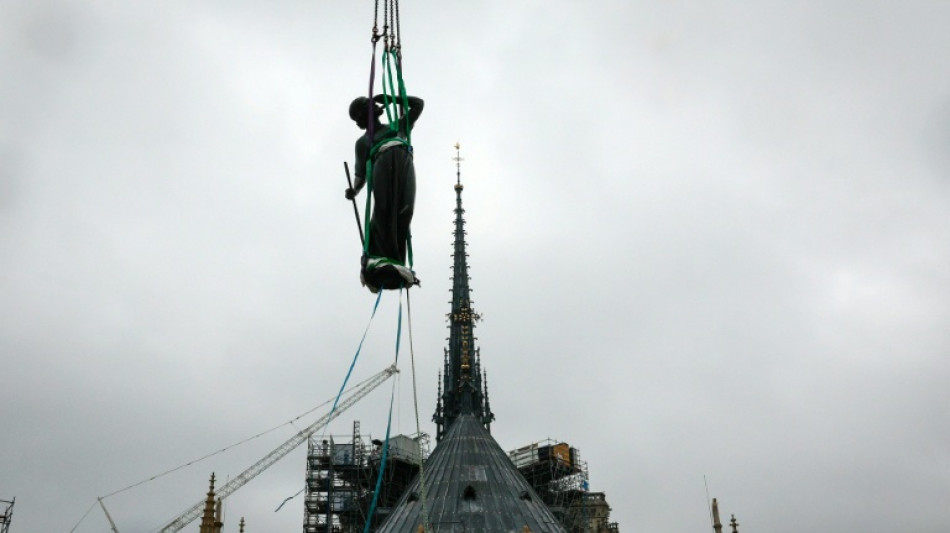 Notre Dame recupera todas as est&aacute;tuas que adornam base da agulha