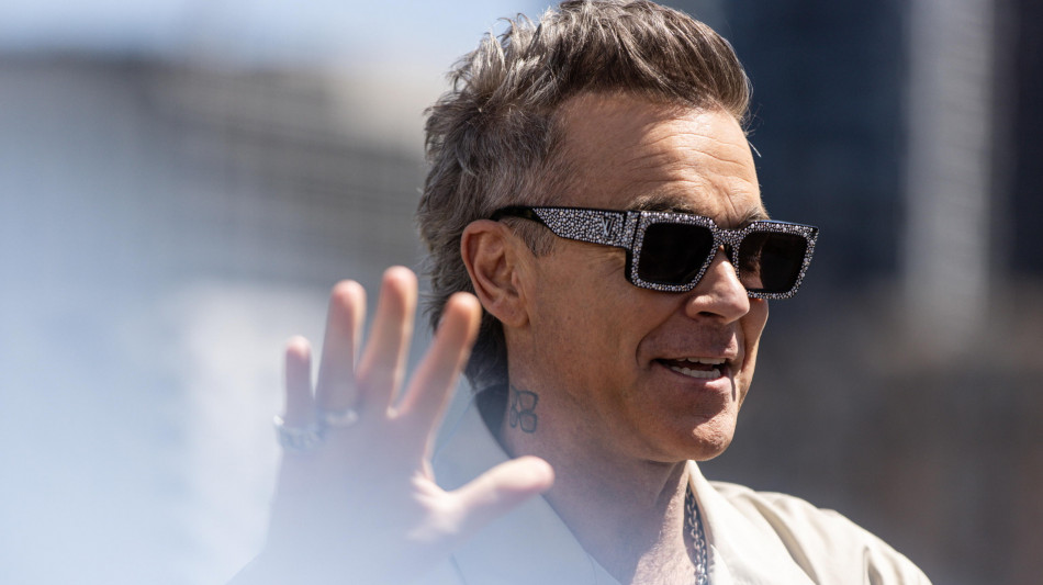 Robbie Williams cerca di chiamare i fan anni '90 ma il numero non funziona
