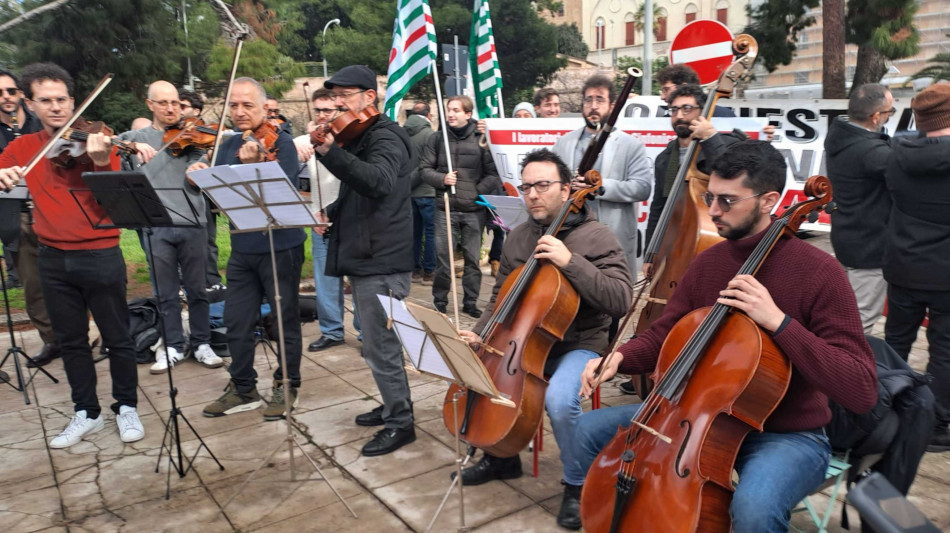 Protesta musicisti della Foss, concerto davanti a Presidenza Regione Sicilia