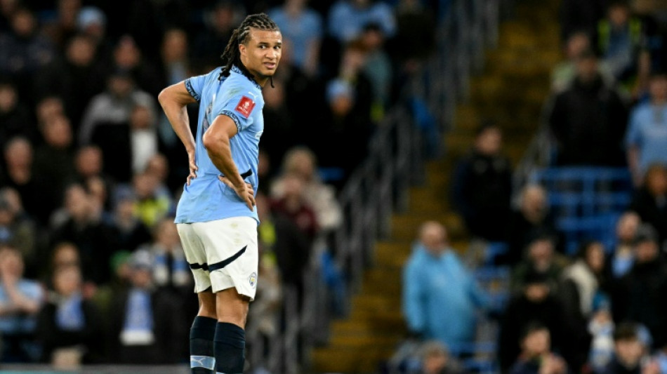 Nathan Ak&eacute; vai desfalcar City durante 10 ou 11 semanas, diz Guardiola