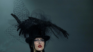 Thom Browne cierra la Semana de la Moda de Nueva York con un desfile "rom&aacute;nticamente oscuro"