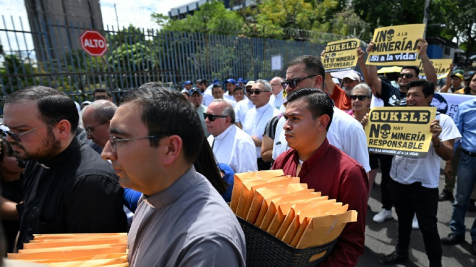 Iglesia presenta firmas para derogar ley que reactiv&oacute; la miner&iacute;a en El Salvador