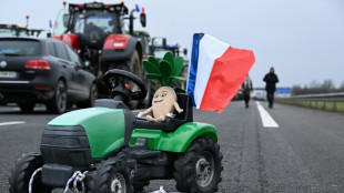 Los agricultores mantienen su cerco alrededor de Par&iacute;s a la espera de nuevos anuncios